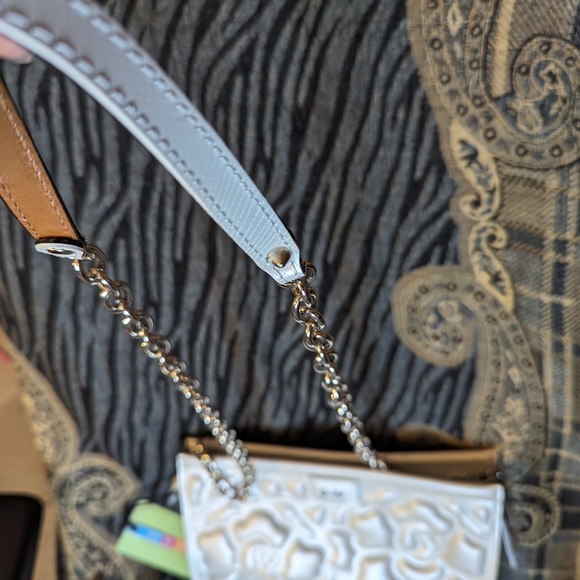 Gum designs with puff gummy designs NWT gold chain strap with dust bag! - Picture 4 of 10